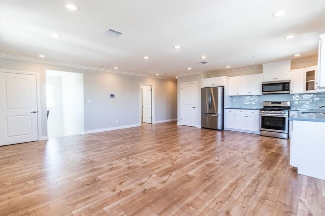 Building Photo - 1737 S Longwood Ave