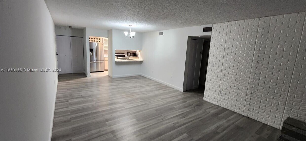 Primary Photo - 400 W Park Dr