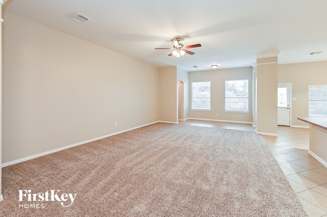 Foto del edificio - 3010 Silverwood Park Ln