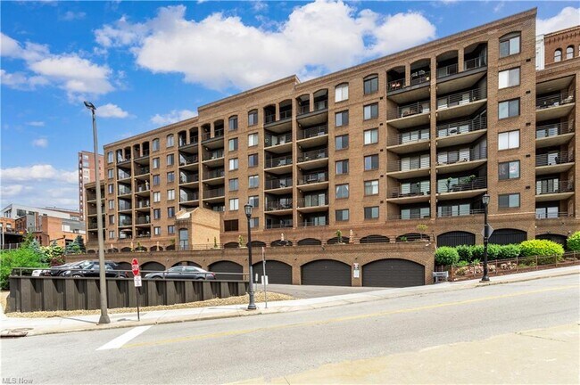Foto del edificio - 1444 W 10th St