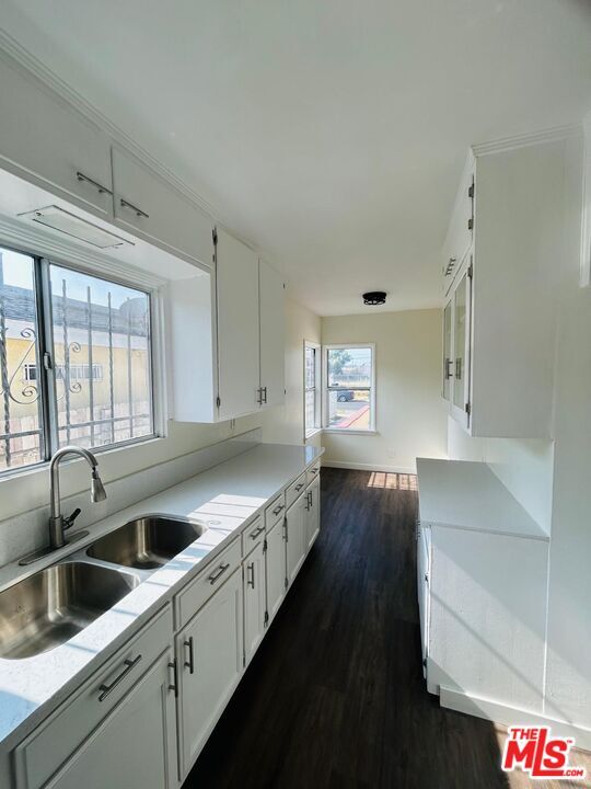 Building Photo - 1029 W 84th St