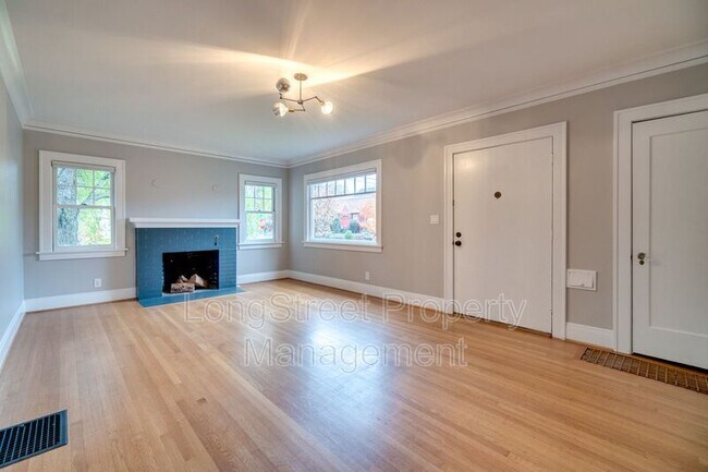 Building Photo - 806 NE Knott St