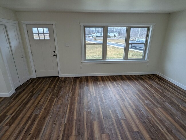 Building Photo - Fully Renovated 3 Bedroom Ranch