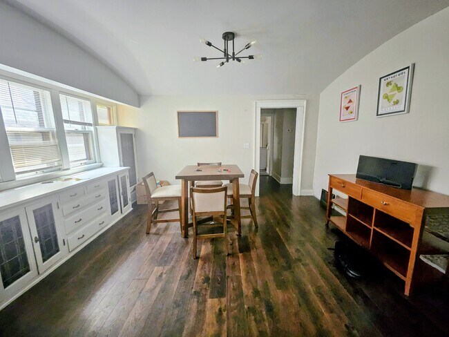 Foto del edificio - 3019 N Frederick Ave