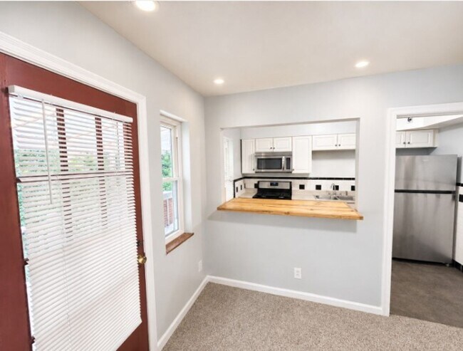Foto del edificio - 3518 Hazelwood Ave