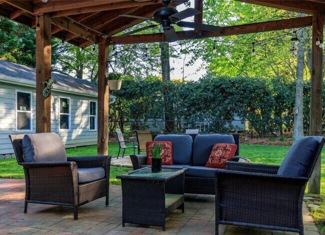 Foto del edificio - 7417 Shadowlake Dr