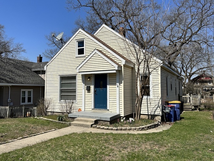 Primary Photo - Large SE Side Home 3 Beds and Bonus Room