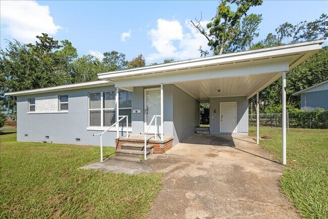Building Photo - 3 Bedroom Home walking distance to Stadium!