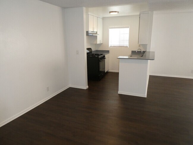Building Photo - 2 Bedrooms Apartment for Rent in Los Angeles!