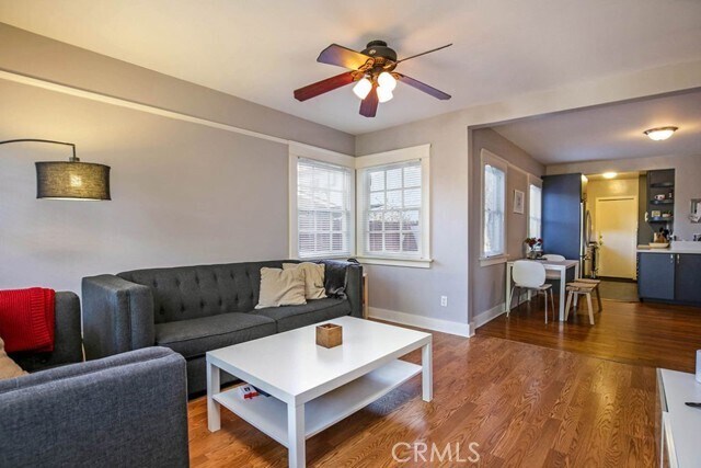 Foto del edificio - 3225 E 4th St