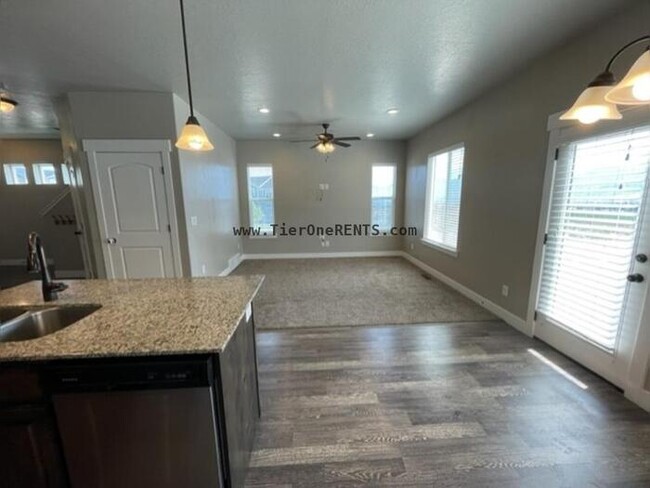 Foto del edificio - A must see, townhome in great location!
