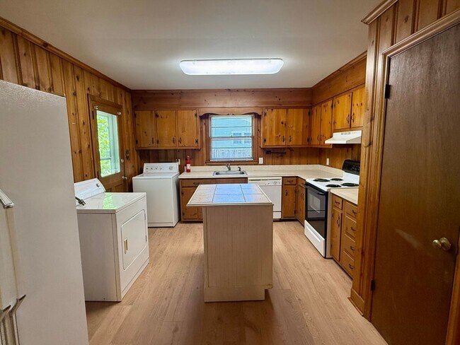 Foto del edificio - Three bedroom, 1.5 bath house in Burlington