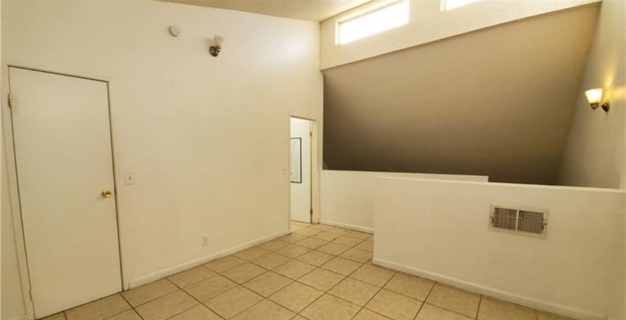 Foto del edificio - Stylish Loft Condo with Spacious Backyard