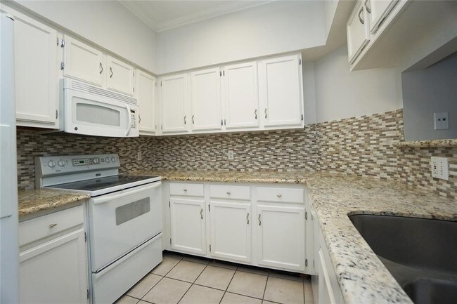Building Photo - 2 Bedroom Townhome in Montrose!