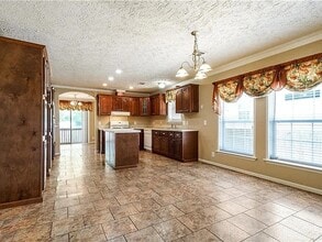 Building Photo - 4850 Pauline Dr