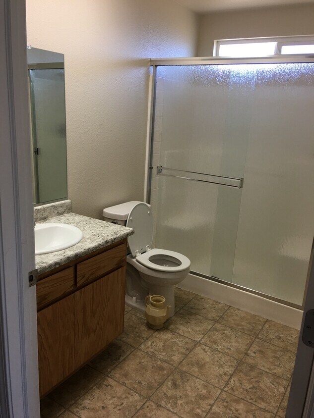 Foto del edificio - 4 Bedroom House in Biggs AVAILABLE NOW!!