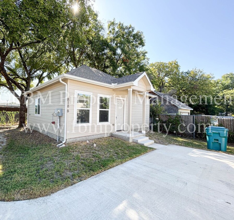 Photo - 818 Rose St, Unit B - 1 Bedroom, 1 Bathroom Home in Denton, TX!