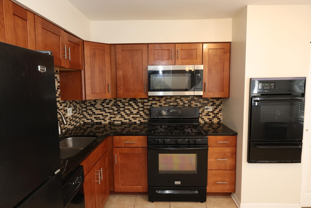 Primary Photo - 503 E Valley Ln