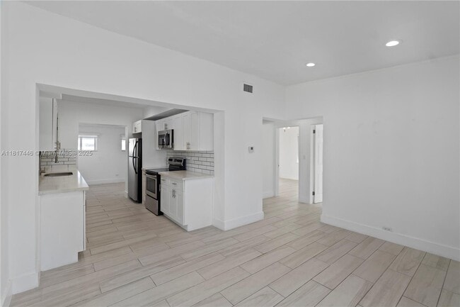 Building Photo - 641 E 44th St