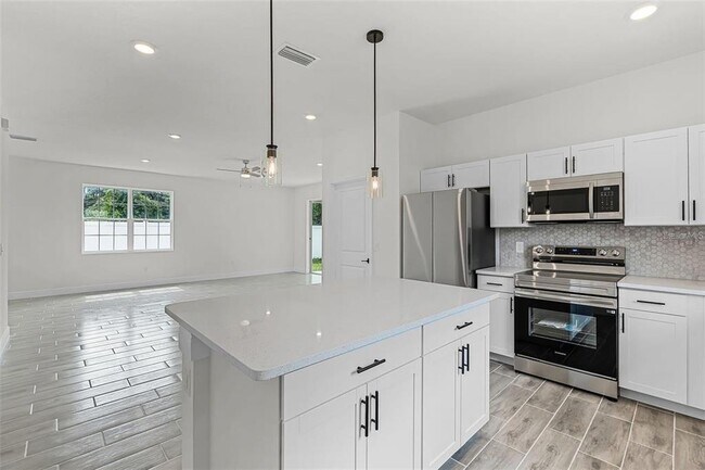 Building Photo - 2211 Simmons Ave