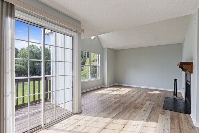 Building Photo - 1 BR unit, 1 Bath available now