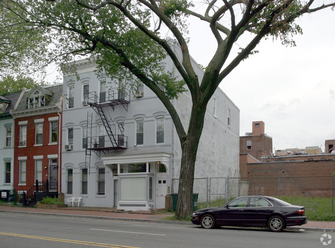 Building Photo - 716 11th St SE