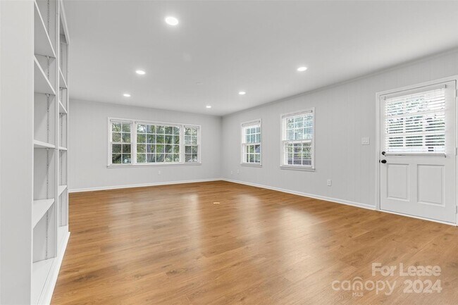 Foto del edificio - 5018 Beckford Dr