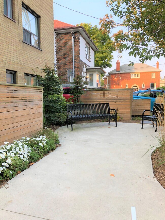 Photo du bâtiment - 67 Lake Shore Dr