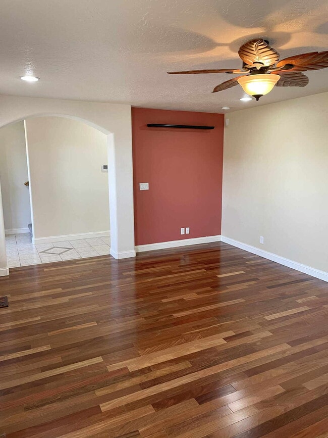 Building Photo - "Charming 3-Bedroom Retreat with 2.5 Baths...