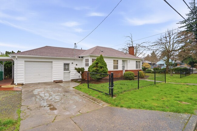 Building Photo - Fully Remodeled Beauty with Hardwood Floors in Prime SE Location