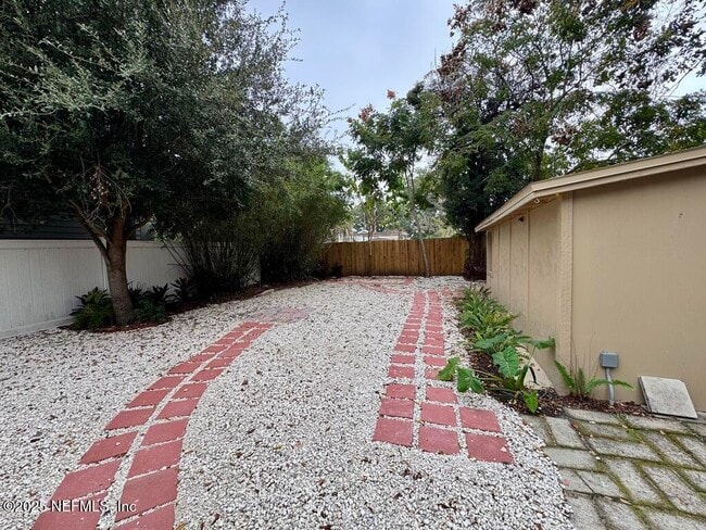 Foto del edificio - 1631 Thacker Ave