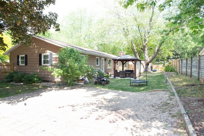 Building Photo - Four Bedroom Home in Portage