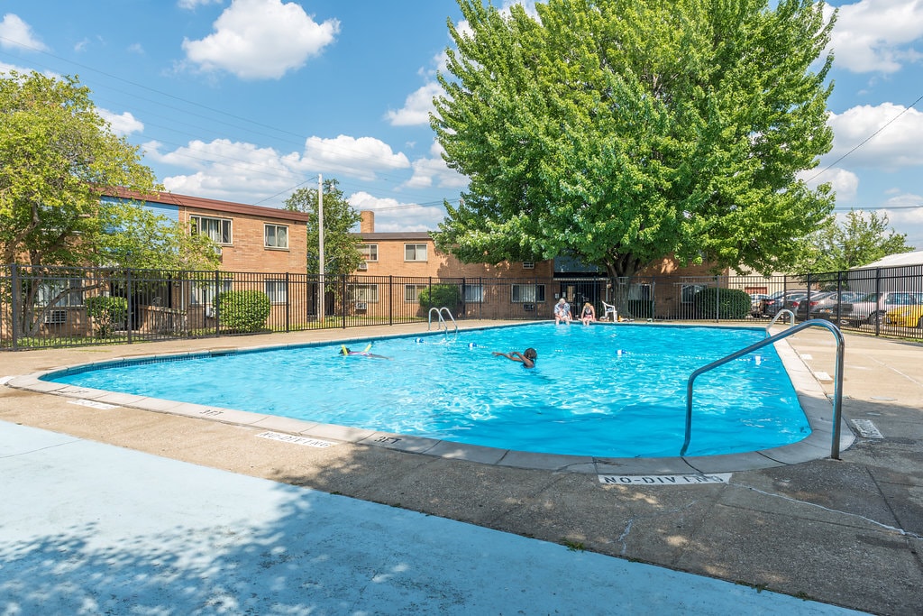 Lakewood Club Pool - AIY Lakewood Area Apartments