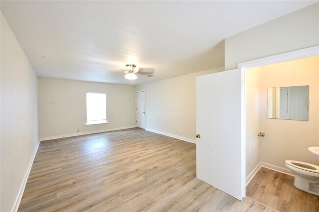 Foto del edificio - 6802 Creedmoor Rd