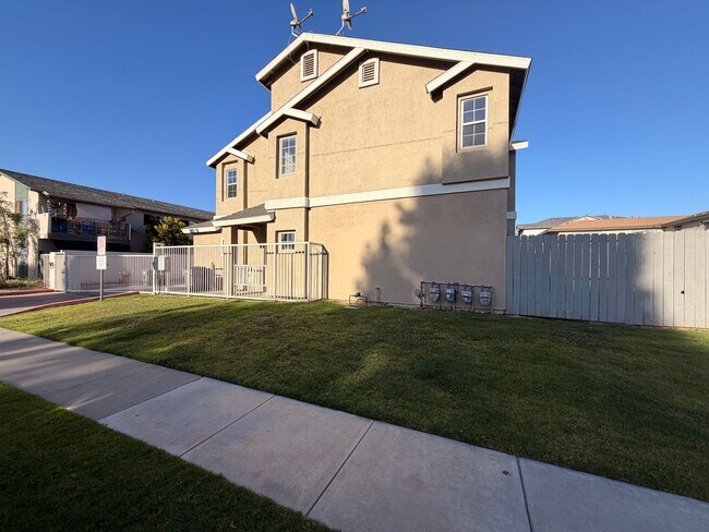 Foto del edificio - Spacious 3 bedroom w/ attached 2 Car Garage For Rent!