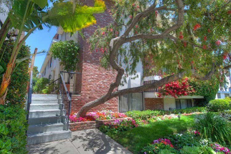 Entrance to building - 190 N Crescent Dr