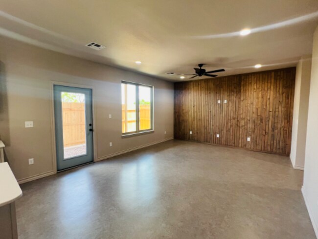 Building Photo - 1020 Holiday Dr