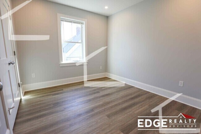 Building Photo - 6/1 Oversized 4BR/3BA with laundry in unit...