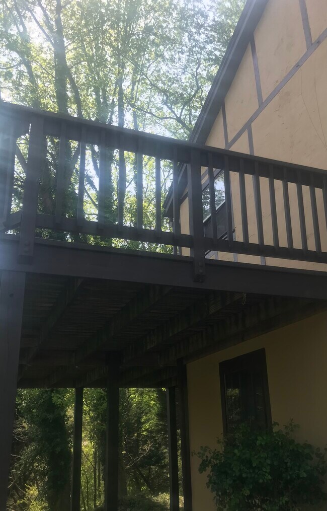 Building Photo - 3810 Bayview Dr