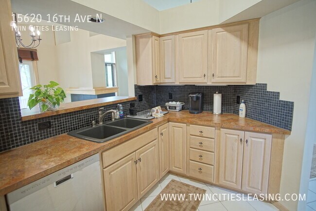 Building Photo - Beautiful Townhouse with a Jacuzzi Tub!