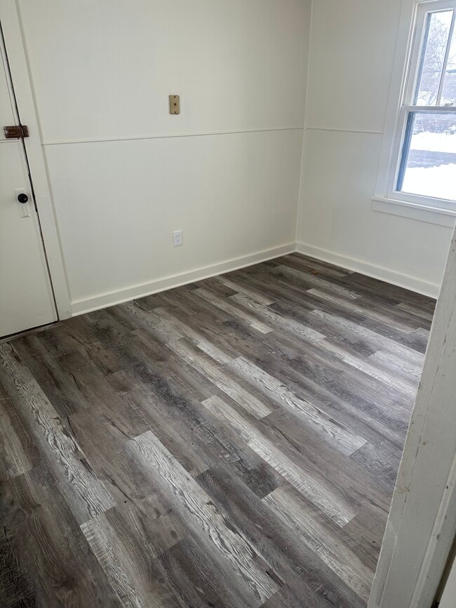 Building Photo - 404 S Main St