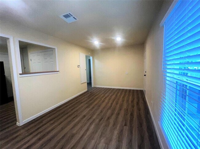 Foto del edificio - 713 N Cockrel Ave