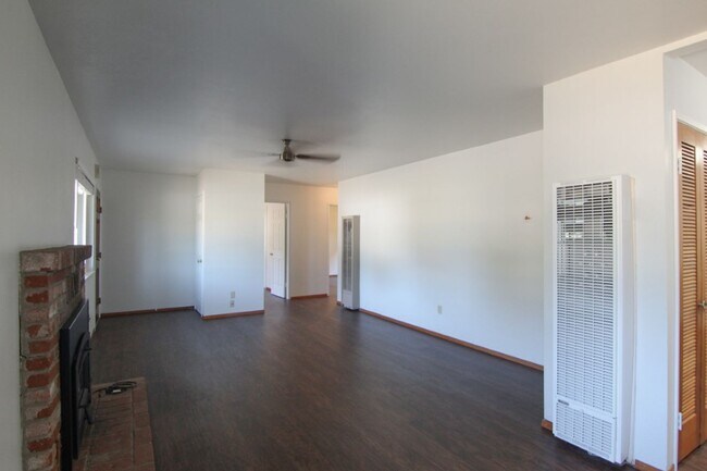 Building Photo - 3 Bedroom East Redding Home!