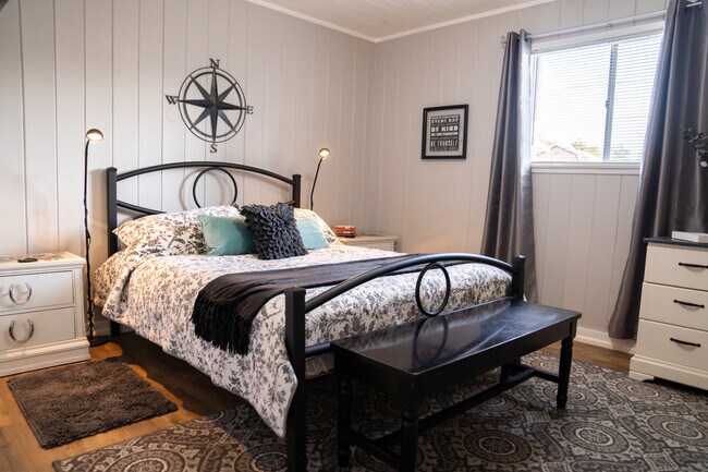 Master bdrm - Q bed, dresser, double closets - 617 Douglas Ave