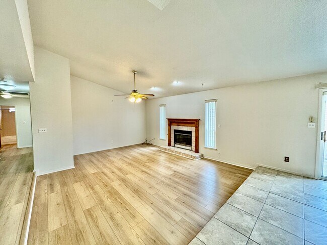 Foto del edificio - Charming 3 Bedroom 2 Bath Home for Rent in the Ranchwood Estates