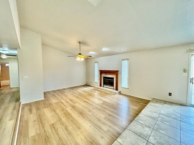 Foto del edificio - REDUCED!!!  Charming 3 Bedroom 2 Bath Home for Rent in the Ranchwood Estates