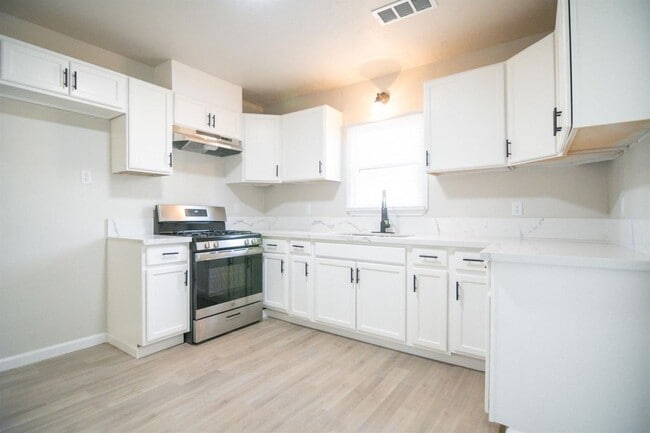 Building Photo - Dinuba House For Rent