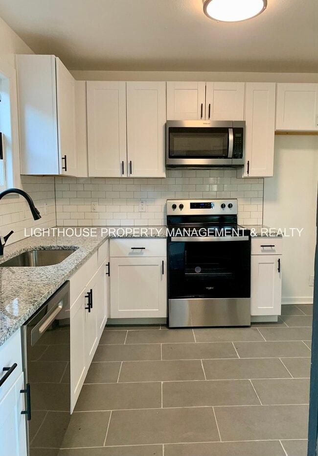 Building Photo - Cozy 2 Bed/2 Bath Home with Detached Garage!