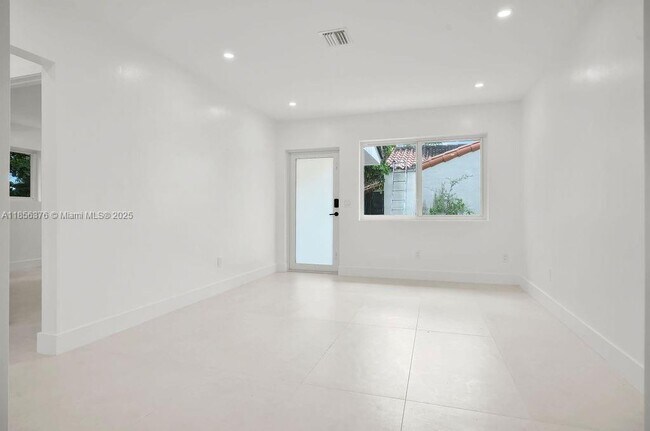 Foto del edificio - 10769 NE 2nd Ave