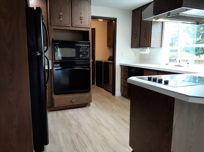 Building Photo - University Place Gem! 2 bedroom with Fireplace!